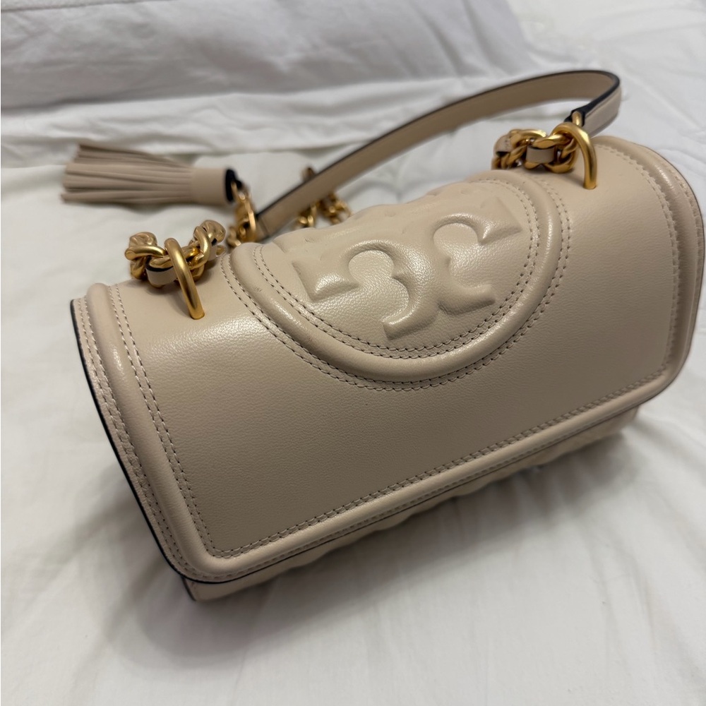 TORY BURCH: Elegant Cream Leather Handbag